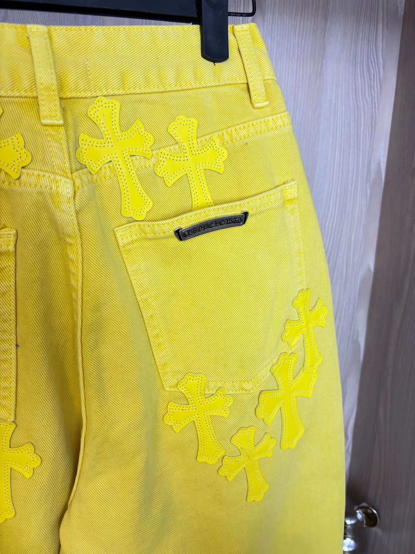 P280 model number: DC 55# Chrome hearts CH Fan Chengcheng's same New York limited large leather label dopamine yellow jeans Special Italian cowhide printed and cut Customized sheepskin three-layer thick line leather The whole body is spliced in heavy water washing process Craftsmen hand-splashed ink You can see the details Three-dimensional cutting version Loose and comfortable without being too picky about the figure Makes you taller and thinner Factory Seiko Original factory quality control Same style for men and women Can be matched with couples Versatile recommendation Essential jeans for all seasons Color: lemon yellow Size: s m l xl (Picture 9️⃣Size chart)